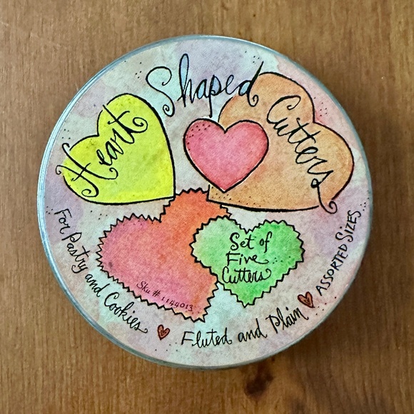 R&M INTERNATIONAL | Vintage Heart Shaped Cookie Cutters (Fluted and Plain) - Picture 1 of 3